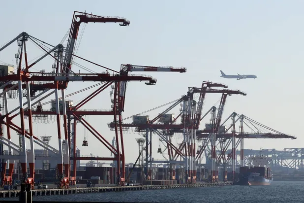 سفينة شحن في ميناء العاصمة اليابانية طوكيو (إ.ب.إ)