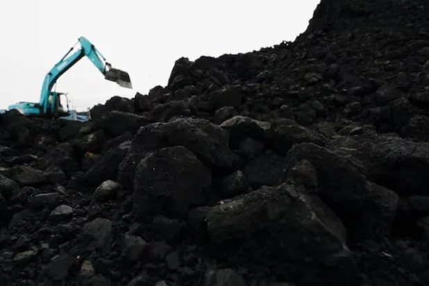 تفريغ الفحم من البوارج إلى شاحنة في ميناء كاريّا تشيترا نوسانتارا بشمال جاكرتا (رويترز)