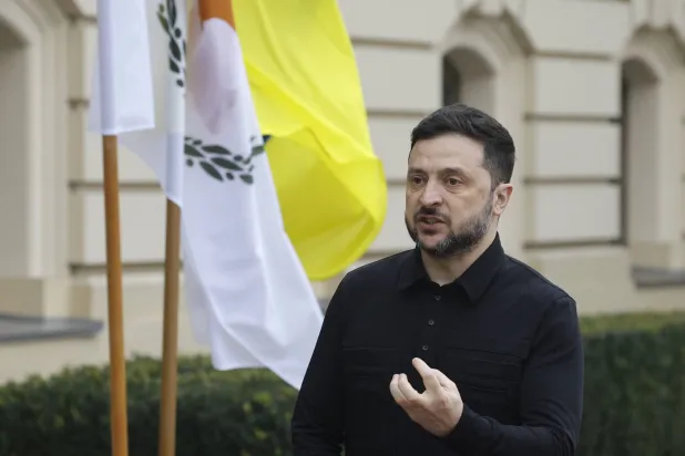 الرئيس الأوكراني فولوديمير زيلينسكي يتحدث للصحافيين في كييف (إ.ب.أ)