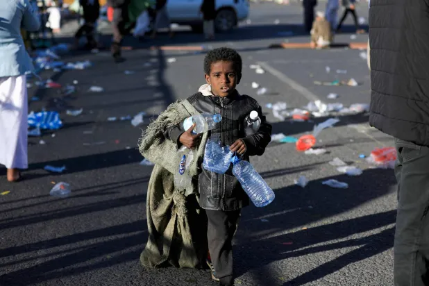 الفقر دفع آلاف الأطفال في مناطق سيطرة الحوثيين للعمل وترك المدارس (أ.ف.ب)