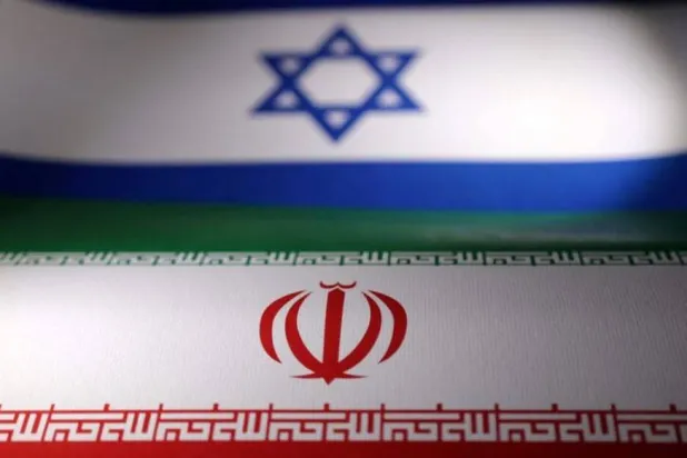 صورة مركبة للعلمين الإسرائيلي والإيراني (أرشيفية - رويترز)