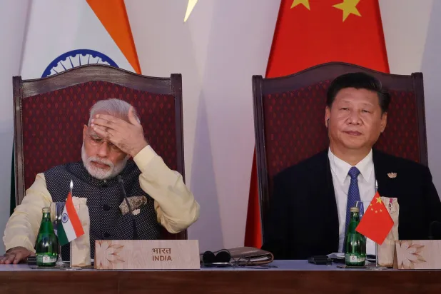 رئيس الوزراء الهندي ناريندرا مودي والرئيس الصيني شي جينبينغ خلال حضورهما قمة مجموعة «البريكس» في الهند (أ.ب)