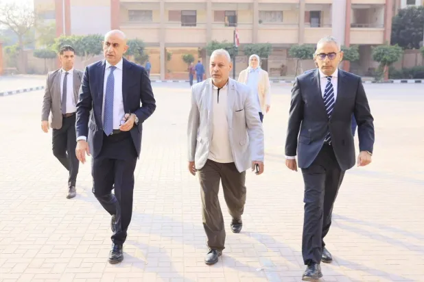 وزير التربية والتعليم المصري محمد عبد اللطيف (يساراً) خلال زيارته إلى مدرسة في القاهرة (وزارة التربية والتعليم المصرية)