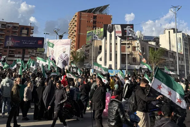 أعلام سورية مرفوعة في احتفالات بالذكرى الأولى لهروب الأسد في ساحة النور في طرابلس بشمال لبنان (متداول)