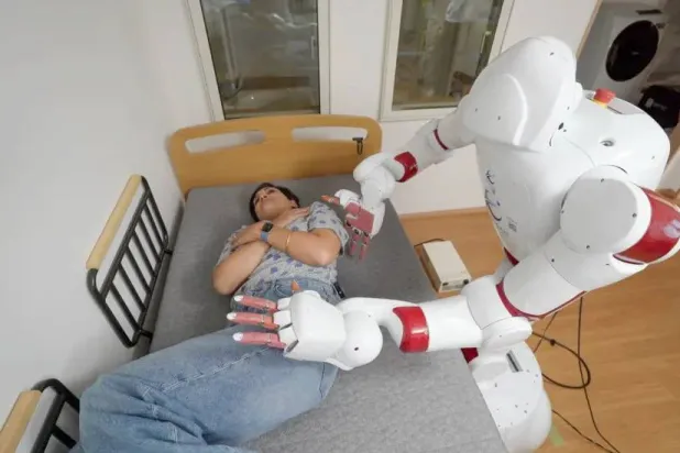 علماء بجامعة واسيدا في طوكيو يطورون روبوتات الرعاية (إنستغرام)