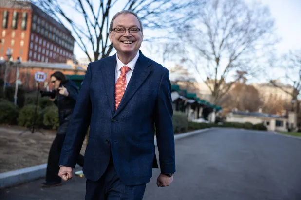 كيفن هاسيت يغادر بعد مقابلة صحافية خارج البيت الأبيض في واشنطن 4 ديسمبر 2025 (إ.ب.أ)