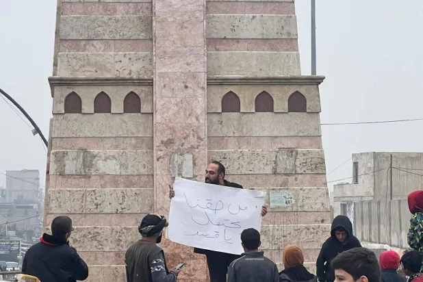 أحمد البوش شاب من الرقة قرر وحيداً الاحتفال في دوَّار الساعة بذكرى سقوط نظام الأسد لكن قوات «قسد» اعتقلته (الرقة تُذبح بصمت)