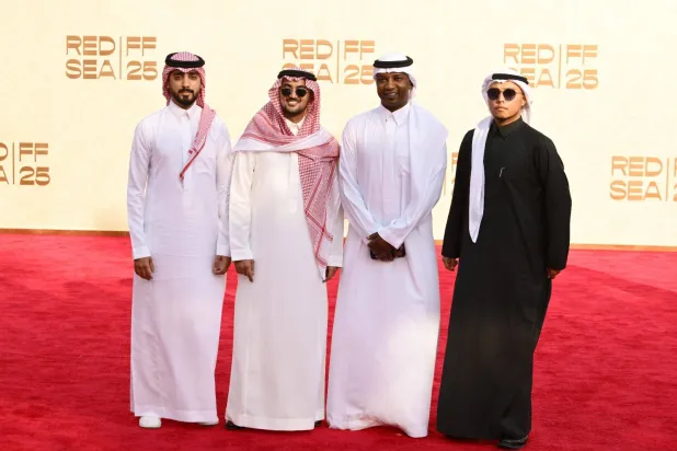 محمد نور وفريق عمل الفيلم على السجادة الحمراء في العرض الخاص