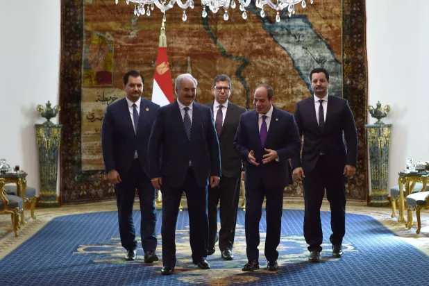 الرئيس المصري عبد الفتاح السيسي مستقبلاً القائد العام لـ«الجيش الوطني» الليبي بحضور نجليه صدام وخالد حفتر الاثنين (الرئاسة المصرية)