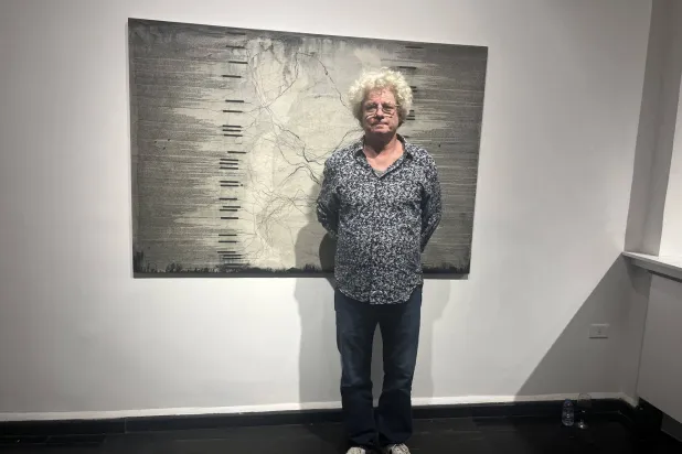 أمام لوحة استوحاها من كتاب «النبي» لجبران خليل جبران (الشرق الأوسط)