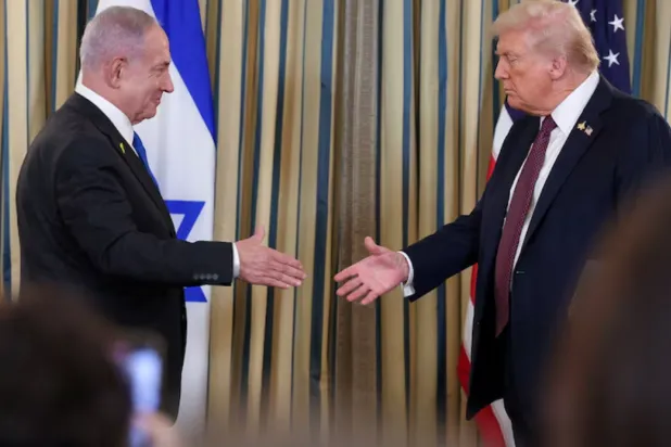 US President Donald Trump and Israeli Prime Minister Benjamin Netanyahu reach to shake hands at a joint press conference in the State Dining Room at the White House in Washington, DC, US, September 29, 2025. REUTERS/Jonathan Ernst/ File Photo 