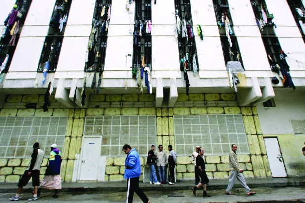 سجناء في باحة سجن رومية قرب بيروت الذي يضم موقوفين ومدانين بعضهم من الجنسية السورية (أ.ف.ب)