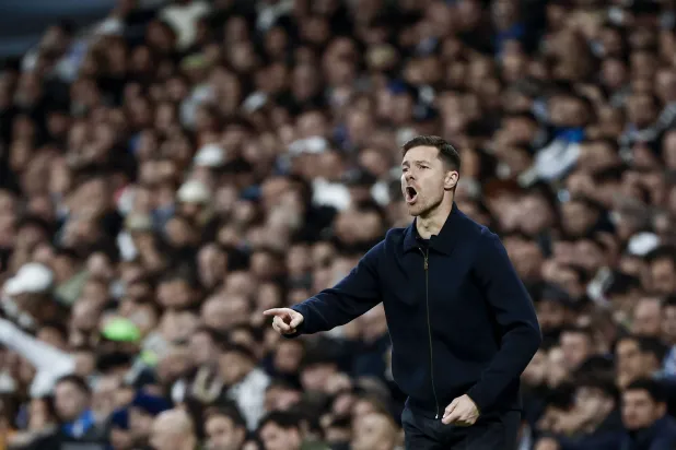 شابي ألونسو مدرب ريال مدريد في قلب العاصفة (إ.ب.أ)