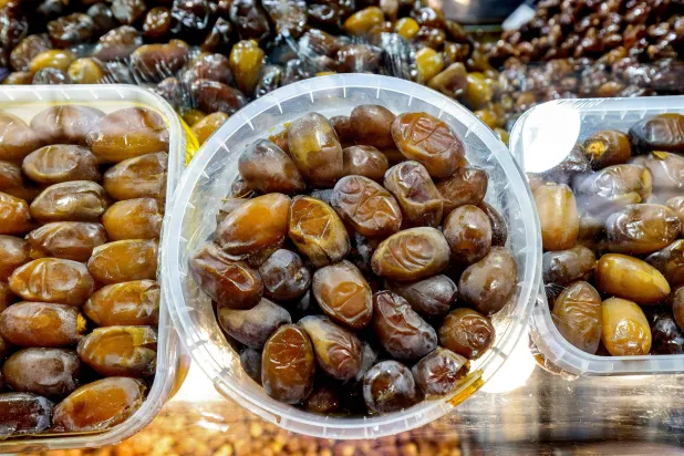 أنواع مختلفة من التمر (أ.ف.ب)