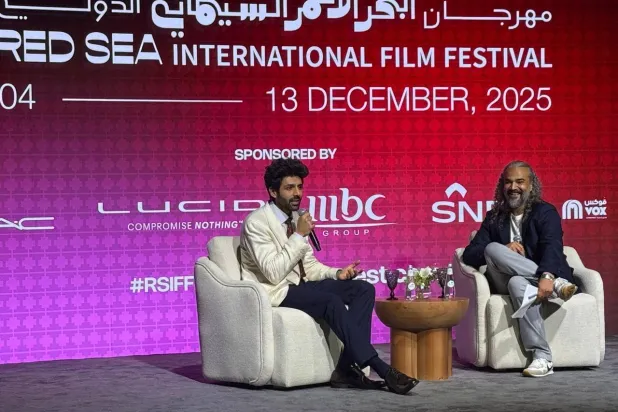 الممثل الهندي استقبله الجمهور بحفاوة (الشرق الأوسط)