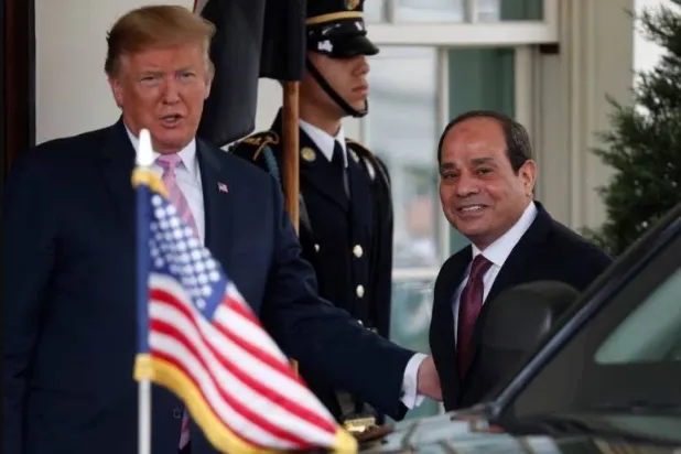 الرئيس الأميركي دونالد ترمب يرحب بنظيره المصري عبد الفتاح السيسي في البيت الأبيض (أرشيفية - رويترز)