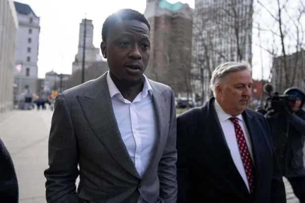 تيري روزير صانع لعب ميامي هيت خارج محكمة بروكلين (أ.ب)