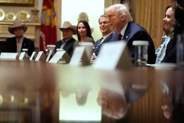 Başkan Donald Trump, Beyaz Saray'da çiftçilere destek konulu yuvarlak masa toplantısında konuşuyor (AP)