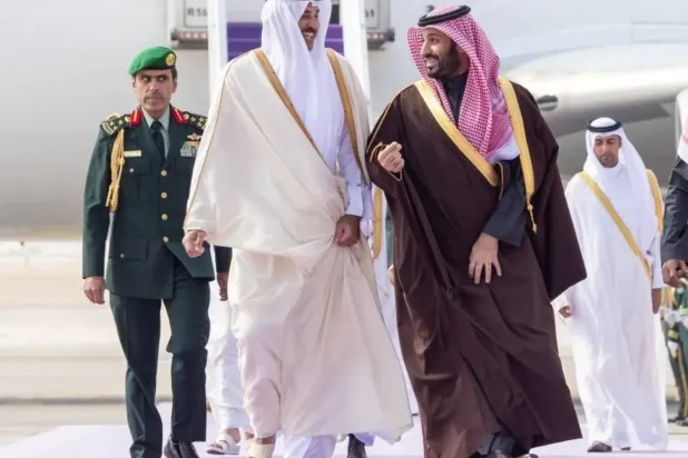 Veliaht Prens Muhammed bin Selman, dün Kral Halid Uluslararası Havalimanı'nda Şeyh Temim'i karşıladı (SPA)