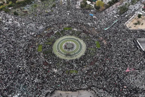 Cumhurbaşkanı Şara, Beşşar Esed rejiminin düşüşünün yıldönümünü kutlamak için dün Şam'daki Emevi Meydanı'nda toplanan Suriyelileri selamlıyor (AP)
