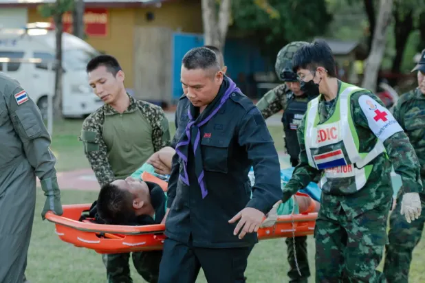 Taylandlı askerler helikopterle yaralı bir kişiyi naklederken (EPA)