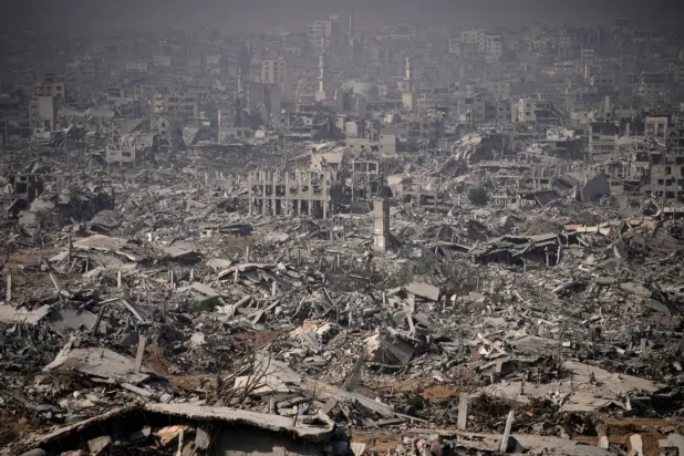 İsrail'in Gazze Şeridi'ne düzenlediği hava saldırılarının yol açtığı yıkımdan bir kare (AP)