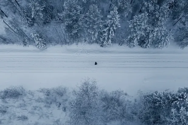  ‎⁨ينطلق الوثائقي من أقصى الشمال البارد في السويد لشاب يحلم بالحج (لقطة من الفيلم)⁩
