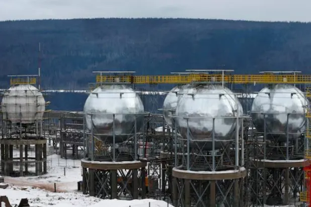 صهاريج غاز البترول المسال في منشأة مملوكة لشركة «إركوتسك» للنفط في روسيا (رويترز)