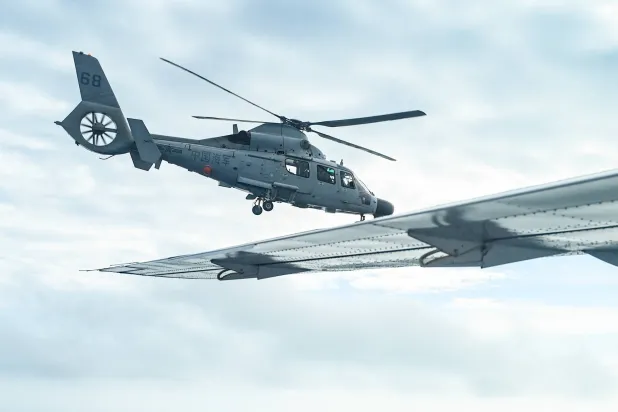 مروحية تابعة للبحرية الصينية خلال رحلة استطلاعية فوق بحر الصين الجنوبي (أرشيفية - أ.ب)