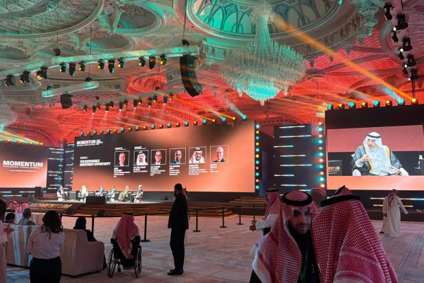 وزير الاستثمار السعودي يتحدث إلى الحضور خلال جلسة حوارية في «مؤتمر التمويل التنموي» (الشرق الأوسط)