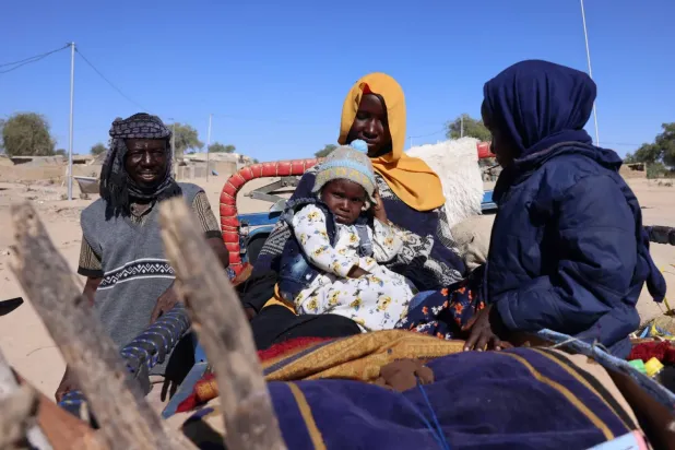 Sudanlı bir aile, El Faşir'deki çatışmalardan kaçarak Çad'ın doğundaki Tina sınır kapısına geldiler (Reuters)