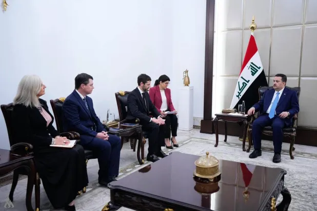 رئيس الوزراء العراقي خلال استقباله وفد «شيرون» الأميركية (وكالة الأنباء العراقية)