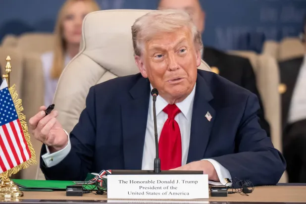 ترمب خلال مشاركته في قمة غزة أكتوبر الماضي (د.ب.أ)