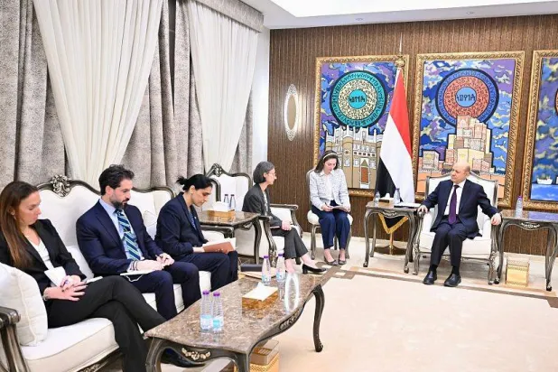 لقاء في الرياض جمع العليمي مع سفراء بريطانيا وأميركا وفرنسا (إعلام حكومي)