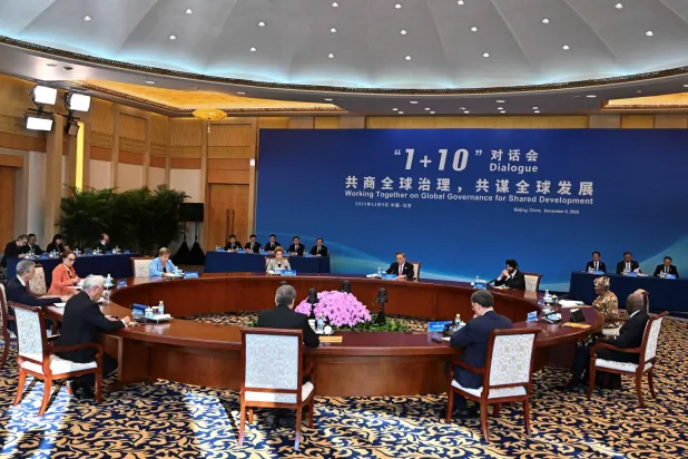 رئيس الوزراء الصيني ومديرو المؤسسات الدولية خلال اجتماع «1+10» في العاصمة بكين (أ.ف.ب)
