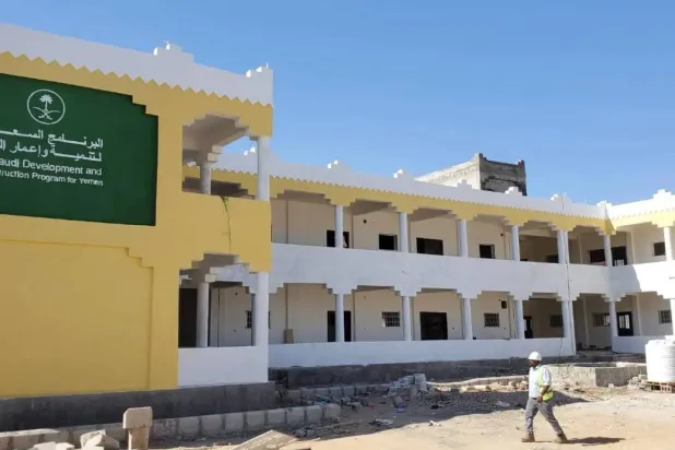 أحد المشاريع التعليمية التي يمولها «البرنامج السعودي لتنمية وإعمار اليمن» (الشرق الأوسط)