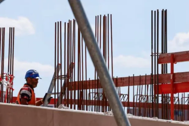 عامل بناء في موقع إنشاءات في ميونيخ (رويترز)