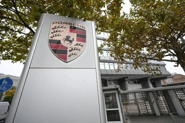 شعار «بورشه» للسيارات يظهر عند مدخل المقر الرئيسي للشركة في شتوتغارت - زوفنهاوزن بألمانيا (د.ب.أ)