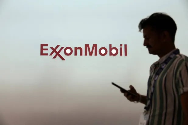 شعار «إكسون موبيل» في «أديبك» بأبوظبي 3 نوفمبر 2025 (رويترز)