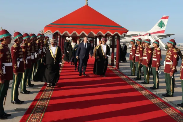 الرئيس اللبناني جوزيف عون لدى وصوله إلى سلطنة عمان حيث كان باستقباله السلطان هيثم بن طارق ووفد رسمي (الرئاسة اللبنانية)