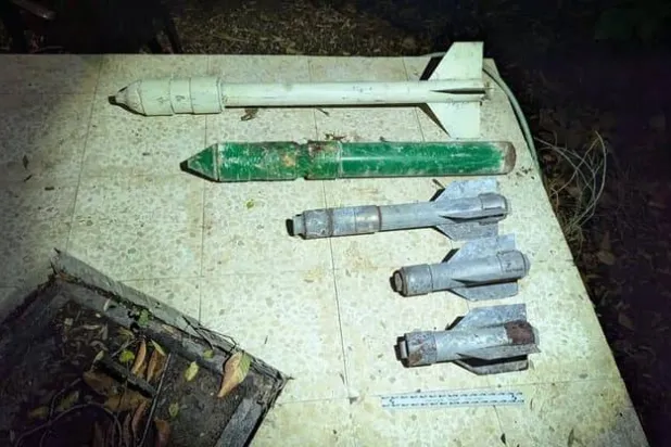 صواريخ بدائية تقول أجهزة الأمن الإسرائيلية إنها ضبطتها في طولكرم بالضفة الغربة المحتلة (صورة للجيش الإسرائيلي)