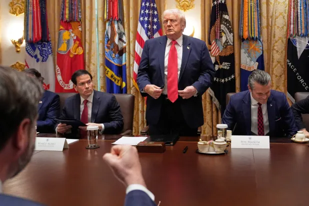 الرئيس الأميركي دونالد ترمب يتحدث في  اجتماع مجلس الوزراء بالبيت الأبيض بينما يظهر وزير الخارجية ماركو روبيو إلى يساره (أ.ب)