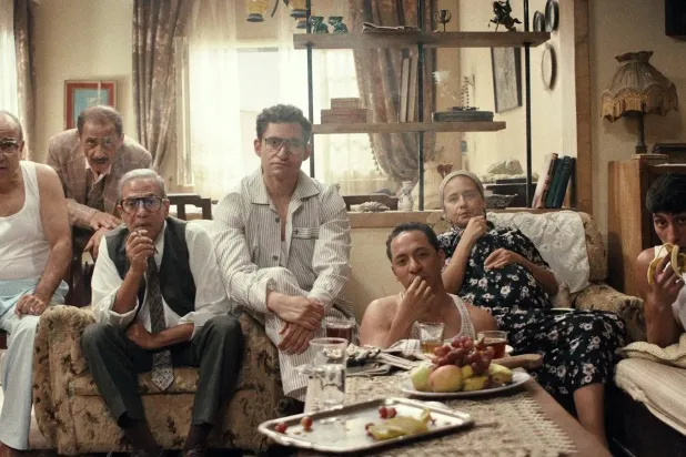 الأسرة مجتمعةً لمُشاهدة إحدى المباريات ضمن أحداث الفيلم (إدارة المهرجان)