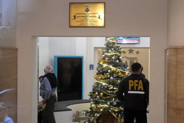 القضاء الأرجنتيني يحقق في الحسابات المالية لشركة «سور فينانزاس» الراعي لعدة أندية في البلاد (أ.ف.ب)