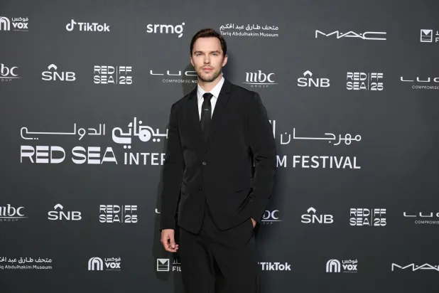الممثل البريطاني خلال حضوره في مهرجان البحر الأحمر (إدارة المهرجان)