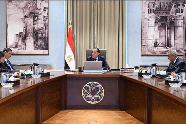 رئيس الوزراء المصري مصطفى مدبولي خلال متابعة جهود توافر السلع الغذائية في الأسواق (مجلس الوزراء)
