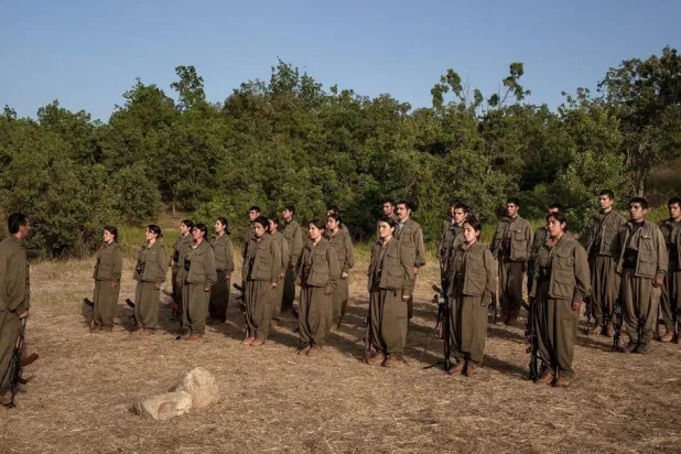 مجموعة من مسلحي «حزب العمال الكردستاني» انسحبت من تركيا في 26 أكتوبر الماضي في خطوة ضمن إطار عملية السلام (رويترز)