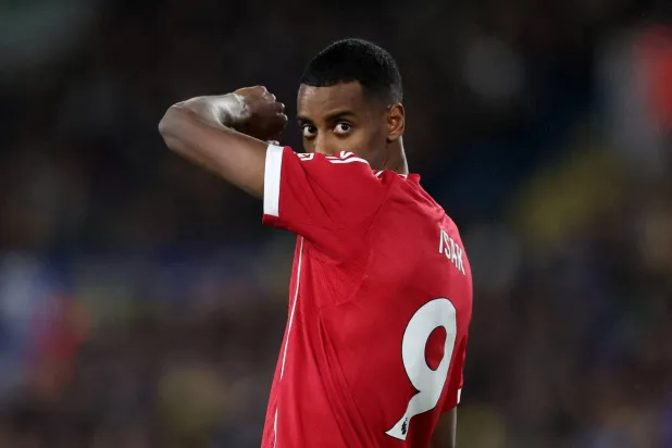 ألكسندر إيزاك يستعد لقيادة هجوم ليفربول مع إكيتيكي (رويترز)