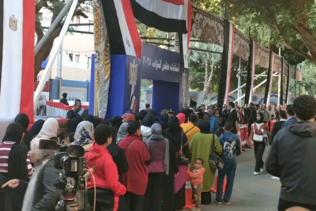 ناخبون خلال التصويت في إحدى الدوائر الـ19 الملغاة (تنسيقية شباب الأحزاب)