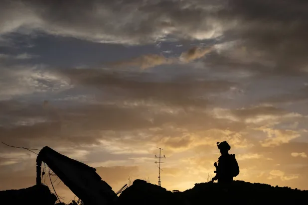 جندي إسرائيلي يقف وسط الأنقاض في رفح جنوب قطاع غزة يوم الاثنين (رويترز)